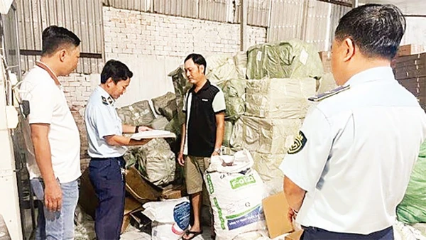 Lực lượng Quản lý thị trường Thành phố Hồ Chí Minh phát hiện nhiều thực phẩm, bánh kẹo không rõ nguồn gốc, xuất xứ.