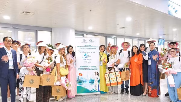 Hà Nội tặng quà cho vị khách thứ 5 triệu đến Thủ đô năm 2026. 