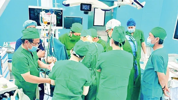 Ê-kíp bác sĩ tiến hành phẫu thuật tại Trung tâm Y tế Quân - Dân y đặc khu Côn Đảo.