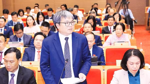 Phó Chủ tịch Ủy ban nhân dân Thành phố Hà Nội Trương Việt Dũng trả lời chất vấn về “điểm nghẽn” úng ngập tại nghị trường.