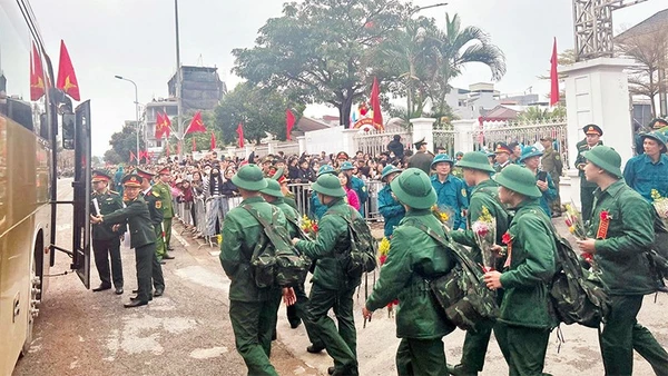 Người thân, bạn bè tiễn thanh niên nhập ngũ.