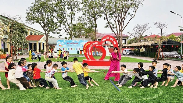 Học sinh Trường mầm non Chấn Hưng trong buổi học ngoài trời.