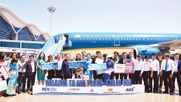 Lãnh đạo tỉnh, ngành du lịch Khánh Hòa đón khách du lịch nước ngoài tại Cảng hàng không quốc tế Cam Ranh.