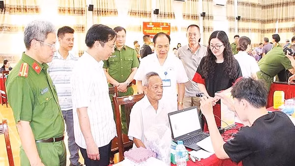 Các đồng chí lãnh đạo xã Phú Nghĩa thăm hỏi, động viên thân nhân liệt sĩ và lực lượng làm nhiệm vụ tại điểm thu nhận mẫu sinh phẩm ADN.