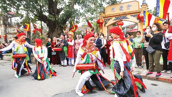 Nét độc đáo của điệu múa con đĩ đánh bồng ở Triều Khúc (xã Thanh Liệt).