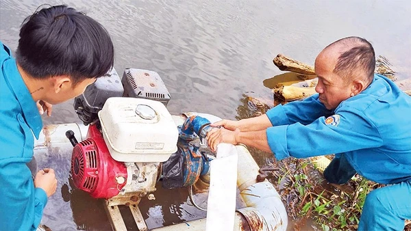 Lực lượng dân quân kiểm tra trang thiết bị chữa cháy.