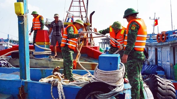 Bộ đội Biên phòng tỉnh Ninh Bình tuyên truyền cho ngư dân thực hiện các quy định chống khai thác IUU khi ra khơi.