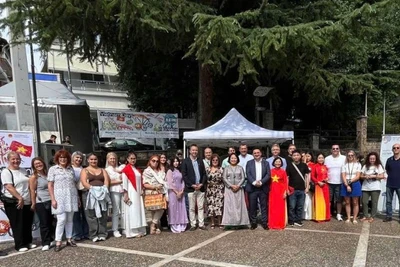 “Ngày Việt Nam Hy Lạp" thu hút sự quan tâm của chính quyền và đông đảo người dân thành phố Edessa, vùng Pella, Hy Lạp. (Ảnh: Đại sứ quán Việt Nam tại Hy Lạp)