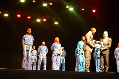 Chủ tịch Quốc hội Trần Thanh Mẫn trao quà lưu niệm tặng Lãnh đạo Liên đoàn Vovinam Senegal sau buổi biểu diễn võ thuật. (Ảnh: VĂN CHÚC)