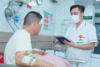 Nhân viên y tế Bệnh viện Bạch Mai sử dụng bệnh án điện tử trong quá trình thăm khám cho bệnh nhân.