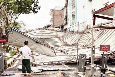 Một góc mái che tại Bệnh viện Phụ sản Thái Bình sập đổ hoàn toàn. (Ảnh: MAI TÚ)