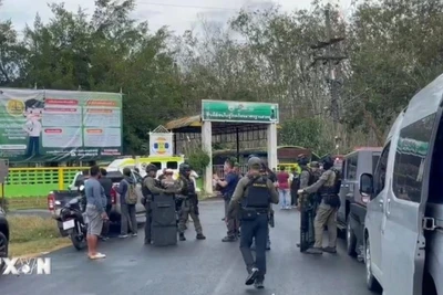 Cảnh sát được triển khai tại trường học Patong Prathankiriwat ở huyện Hat Yai, tỉnh Songkhla, Thái Lan, sau khi xảy ra vụ nổ súng ngày 11/2/2026. (Ảnh: THX/TTXVN)