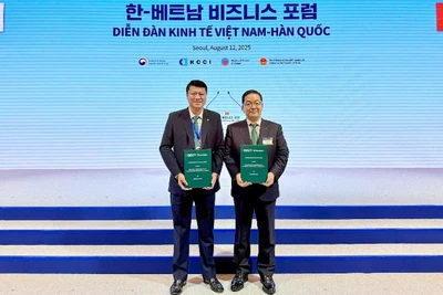 Tổng Giám đốc BIDV Lê Ngọc Lâm và Tổng Giám đốc Hana Bank Lee Ho Sung trao Thỏa thuận hợp tác trước sự chứng kiến của Lãnh đạo hai nước Việt Nam-Hàn Quốc.