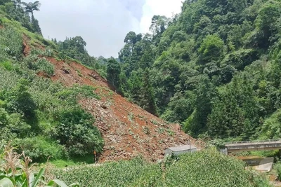 Hơn 3.000 mét khối đất đá tràn xuống đường gây ách tắc tỉnh lộ 159.