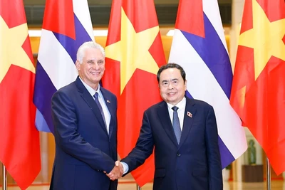 Chủ tịch Quốc hội Trần Thanh Mẫn đón Bí thư Thứ nhất Ban Chấp hành Trung ương Đảng Cộng sản Cuba, Chủ tịch nước Cộng hòa Cuba Miguel Díaz-Canel Bermúdez. (Ảnh: DOÃN TẤN/TTXVN)