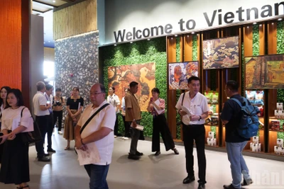 Gian hàng Việt Nam tại Trung tâm CAMEX thu hút rất đông khách đến tham quan, tìm hiểu sản phẩm.