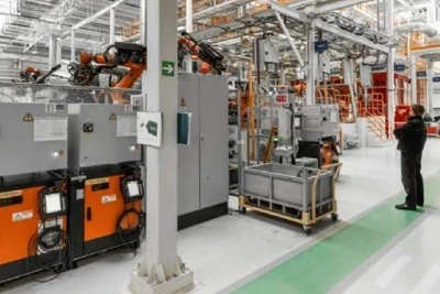 Vận hành máy móc trong doanh nghiệp gắn với ứng dụng công nghệ hiện đại, công nghệ xanh. (Ảnh: PV)