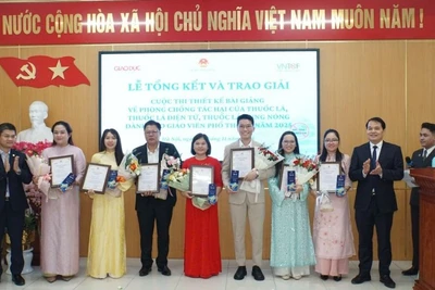 Các thầy giáo, cô giáo được trao giải tại Cuộc thi “Thiết kế bài giảng phòng, chống tác hại thuốc lá, thuốc lá điện tử, thuốc lá nung nóng dành cho giáo viên phổ thông toàn quốc năm 2025". 