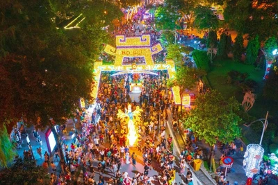 Phố đi bộ đêm Thành cổ Sơn Tây trở thành sản phẩm du lịch đặc sắc, hấp dẫn với du khách. (Ảnh: QUỲNH CHI)