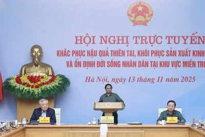Thủ tướng Chính phủ Phạm Minh Chính chủ trì Hội nghị trực tuyến khắc phục hậu quả thiên tai, khôi phục sản xuất, kinh doanh và ổn định đời sống nhân dân tại khu vực miền trung. (Ảnh: VGP/Nhật Bắc)