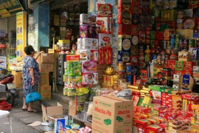 Người dân mua bánh, kẹo tại cửa hàng trên phố Hàng Giấy, Hà Nội. (Ảnh TUỆ NGHI)