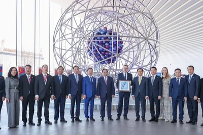 Thủ tướng Phạm Minh Chính tặng quà lưu niệm cho Bảo tàng Năng lượng Nguyên tử. (Ảnh: VGP/Nhật Bắc)