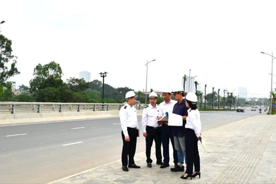 Tổ kiểm toán kiểm tra thực tế tại tuyến đường Lê Quang Đạo kéo dài (Hà Nội). (Ảnh NGUYỄN LY)