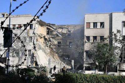 Trụ sở Tổng tư lệnh quân đội Syria ở Damascus bị phá hủy sau vụ không kích của không lực Israel, ngày 16/7/2025. (Ảnh: THX/TTXVN)