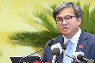 Phó Chủ tịch Ủy ban nhân dân thành phố Hà Nội Trương Việt Dũng báo cáo kết quả phát triển kinh tế-xã hội tại kỳ họp thứ 25.