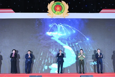 Thủ tướng Phạm Minh Chính và các đại biểu thực hiện nghi thức lễ khánh thành Trung tâm Dữ liệu quốc gia.