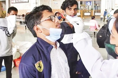 Lấy mẫu xét nghiệm Covid-19 tại một trung tâm y tế của Ấn Độ.