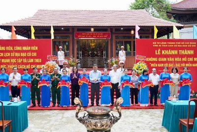 Đại biểu cắt băng khánh thành Không gian văn hóa Hồ Chí Minh tại Địa đạo Củ Chi.