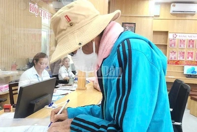 Người dân đến Trung tâm phục vụ hành chính công phường An Hải (thành phố Đà Nẵng) để thực hiện các giao dịch hành chính công. (Ảnh: ĐÌNH TĂNG)