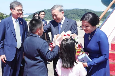 Tổng Bí thư Tô Lâm và Phu nhân đến thủ đô Seoul, bắt đầu chuyến thăm cấp Nhà nước tới Hàn Quốc. Ảnh: Thống Nhất/TTXVN