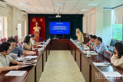 Hội đồng nghệ thuật họp, thảo luận phương án tuyển chọn tác phẩm tham gia Triển lãm thành tựu đất nước.