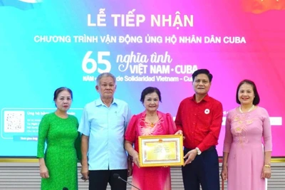 Nhân dân Việt Nam hưởng ứng chương trình ủng hộ nhân dân Cuba. (Ảnh: HỘI CHỮ THẬP ĐỎ VIỆT NAM)