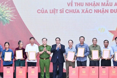 Thủ tướng Phạm Minh Chính trao Thông báo kết quả giám định ADN hài cốt liệt sĩ cho đại diện thân nhân các gia đình liệt sĩ.