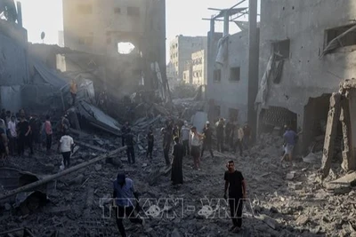 Cảnh tàn phá sau cuộc không kích của Israel tại Gaza. (Ảnh: THX/TTXVN)