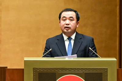 Bộ trưởng Nông nghiệp và Môi trường Trần Đức Thắng trình bày Tờ trình dự thảo Nghị quyết. (Ảnh: DUY LINH)