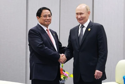 Thủ tướng Phạm Minh Chính gặp Tổng thống Nga Vladimir Putin. (Ảnh: TTXVN)