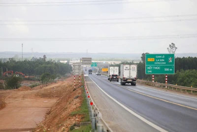 Tuyến cao tốc Cam Lộ-La Sơn đang thi công mở rộng.