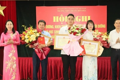 Phó Bí thư Thường trực Tỉnh ủy và Phó Chủ tịch Ủy ban nhân dân tỉnh Hà Nam tặng hoa, Bằng khen của Chủ tịch Ủy ban nhân dân tỉnh cho giáo viên bồi dưỡng và học sinh đoạt Huy chương Vàng Olympic Hóa học quốc tế.