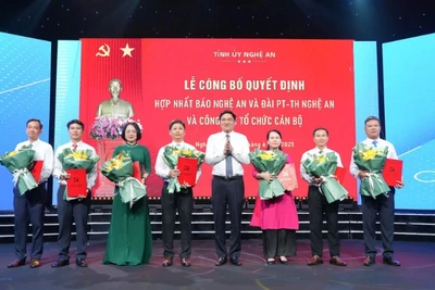 Phó Bí thư Thường trực Tỉnh ủy, Chủ tịch Hội đồng nhân dân tỉnh Nghệ An Hoàng Nghĩa Hiếu trao quyết định bổ nhiệm Tổng Biên tập và các Phó Tổng Biên tập Báo và Đài Phát thanh-Truyền hình Nghệ An.