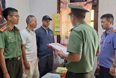 Cơ quan An ninh điều tra, Công an tỉnh Đắk Lắk, tống đạt các quyết định và thi hành lệnh bắt tạm giam đối với Huỳnh Ngọc Tuấn (người đứng thứ 2 từ trái sang, hàng trước). (Ảnh: Công an tỉnh Đắk Lắk)