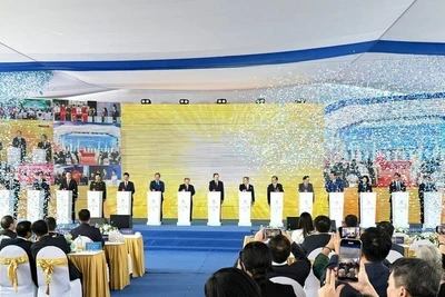 Chủ tịch Quốc hội Trần Thanh Mẫn cùng các đại biểu thực hiện nghi thức khởi công Dự án Đầu tư xây dựng Trục Đại lộ Cảnh quan sông Hồng.