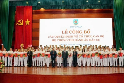 Lễ công bố các quyết định về tổ chức cán bộ Hệ thống thi hành án dân sự. (Ảnh: TL)