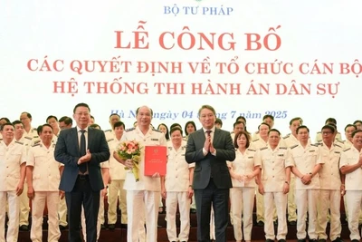 Bộ trưởng Tư pháp Nguyễn Hải Ninh trao các quyết định về công tác tổ chức cán bộ hệ thống thi hành án dân sự. (Ảnh: TH)