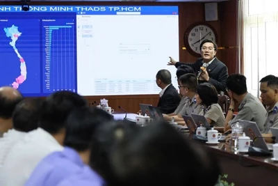 Cán bộ Thi hành án dân sự Thành phố Hồ Chí Minh giới thiệu Trung tâm điều hành thông minh hệ thống thi hành án dân sự.( Ảnh: TL)