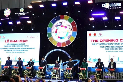 Các đại biểu thực hiện nghi thức khai mạc Hội chợ du lịch quốc tế Thành phố Hồ Chí Minh-ITE HCMC 2025. (Ảnh: LINH BẢO)