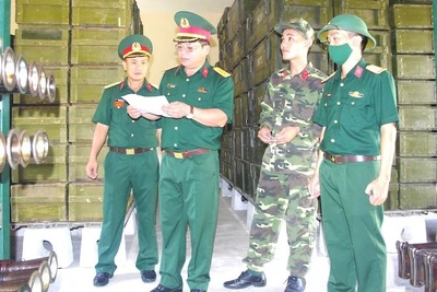 Đại tá Trần Anh Tuấn, Phó Chủ nhiệm Hậu cần-Kỹ thuật Quân khu 5 kiểm tra tại Kho Kỹ thuật K55. (Ảnh: ĐÌNH TĂNG)